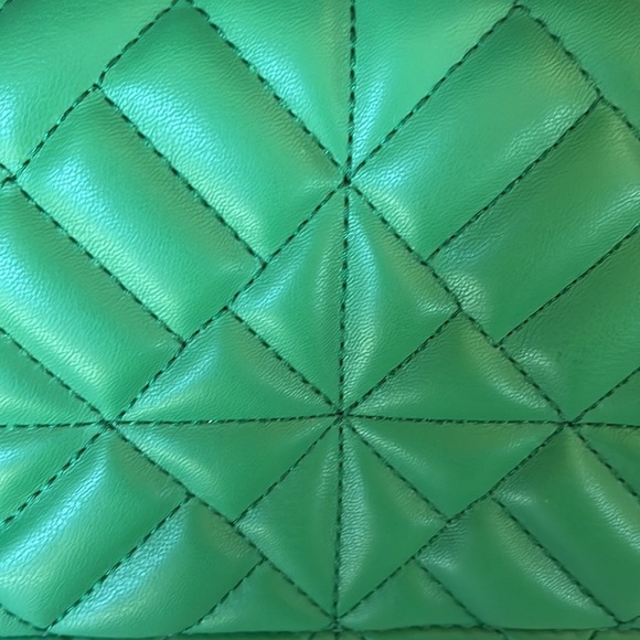 Zara   EUC   Green quilted shoulder bag Poly large chain strap   full front flap - Picture 2 of 11